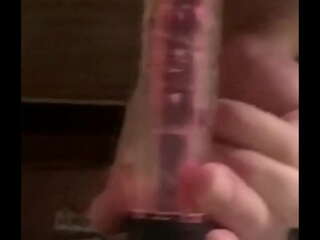 Cdzinha japonesa sentando no vibrador