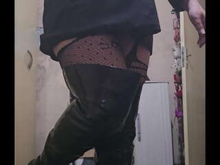 Provando roupa para atender clientes na rua